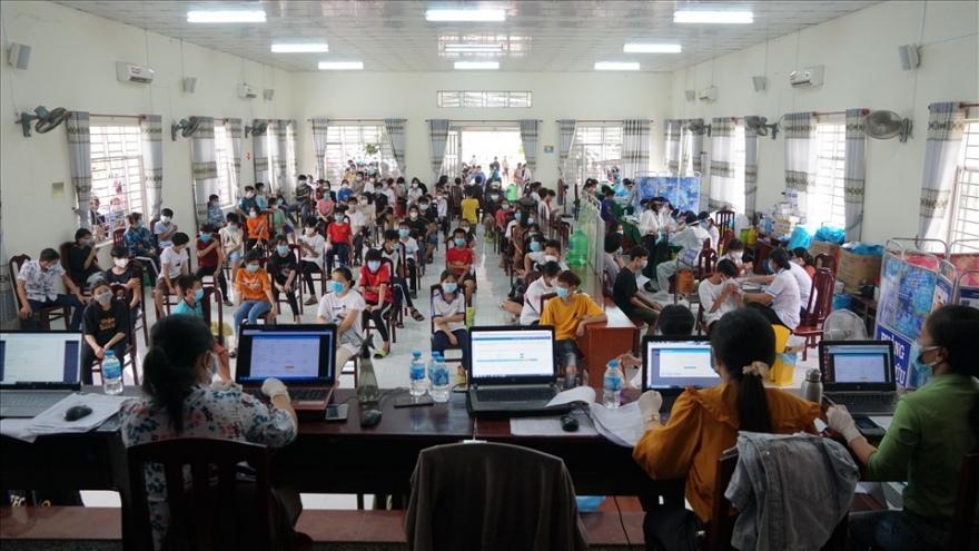 Hau Giang starts vaccination for 70,000 children against COVID-19